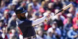Los Bravos de Atlanta sacudieron tres jonrones para empatar el récord