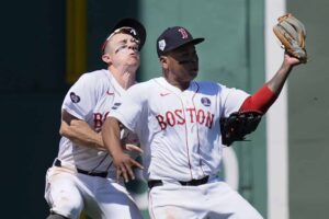 rafael-devers-y-tyler-oneill-chocan-de-cabeza-en-una-fuerte-colision
