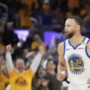 Curry brilla con 36 puntos y Warriors vencen 104-93 a Rockets para tomar ventaja 2-1