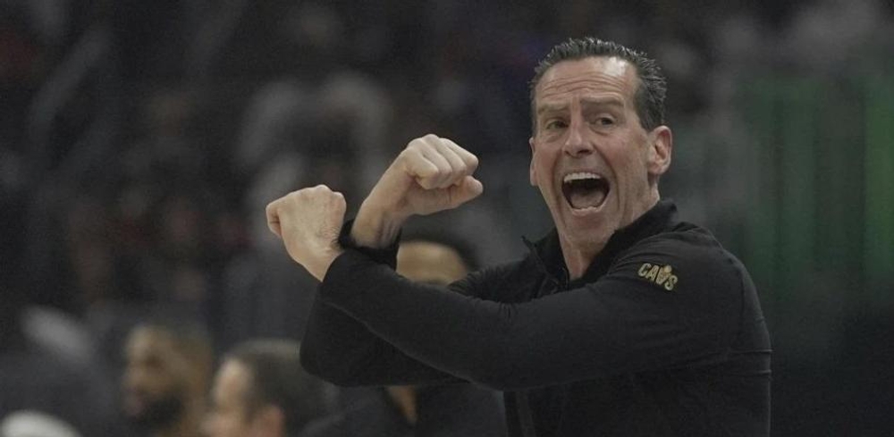 Atkinson-gana-el-premio-al-Entrenador-del-Ano_.jpg