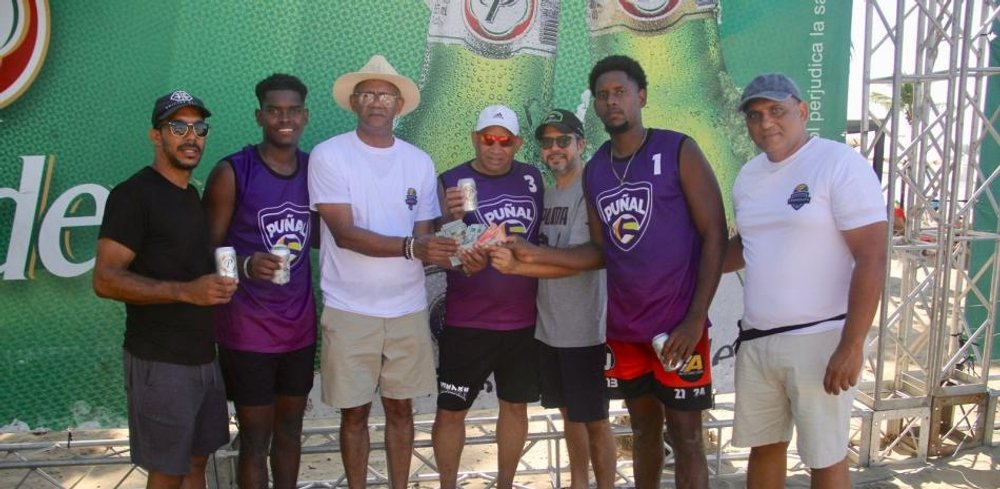 El-equipo-de-Punta-Cana-se-consagro-como-el-nuevo-campeon-del-torneo-de-voleibol-playero-en-Cabarete-2025._.jpg