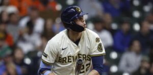 El-jugador-Christian-Yelich-se-destaca-en-el-juego-de-beisbol-con-un-cuadrangular-clave._.jpg