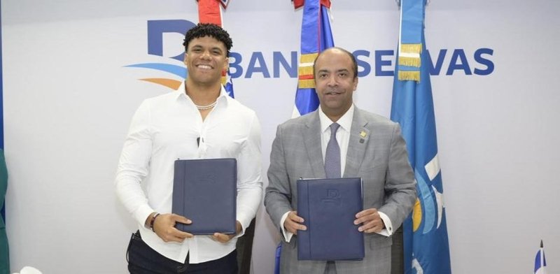 El-jugador-de-beisbol-dominicano-Juan-Soto-firma-acuerdo-con-Banreservas_.jpg