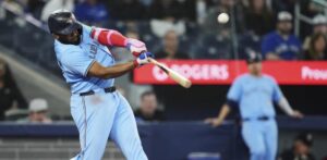 El-talentoso-pelotero-Vladimir-Guerrero-Jr.-continua-demostrando-su-poder-en-la-temporada-al-conectar-su-octavo-jonron-con-los-Azulejos-de-Toronto._.jpg