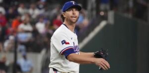 Jacob-deGrom-continua-su-racha-ganadora-con-los-Rangers-de-Texas._.jpg
