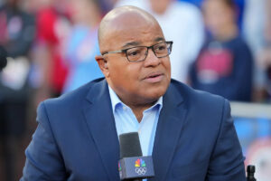 Mike-Tirico-se-retira-del-Kentucky-Derby-debido-a-reaccion-alergica-a-frutos-secos_.jpg
