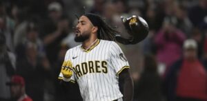 Tatis-Jr.-asegura-la-victoria-con-un-epico-jonron-de-430-pies._.jpg