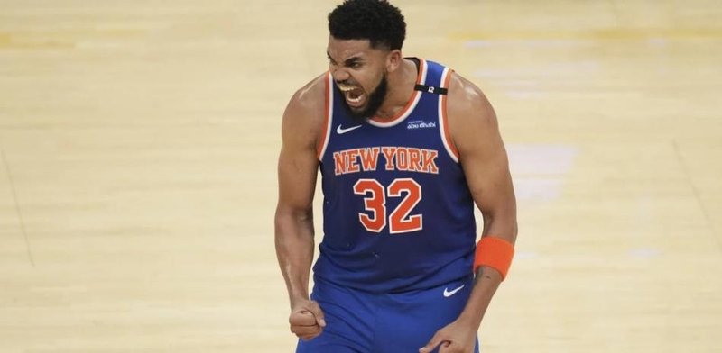 Karl Towns anota 24 puntos y conduce a los Knicks a obtener su primer triunfo en la serie