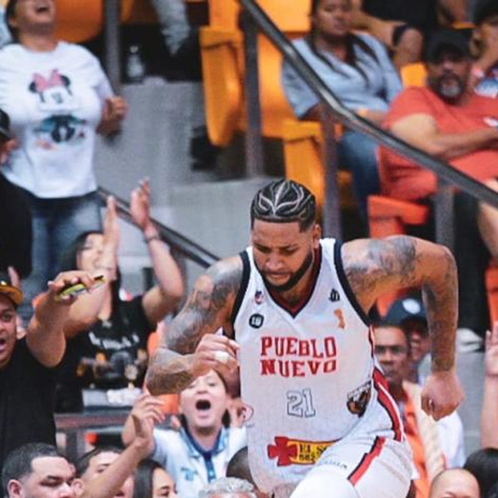 Brandone Francis debuta con 28, Pueblo Nuevo vence al Plaza Valerio y empata final superior Santiago