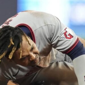 José Ramírez abandona el juego por un esguince de tobillo tras tropezar en la primera base