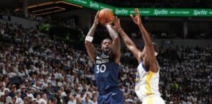 Julius Randle anota 24 y los Wolves vencen a los Warriors para igualar a 1 su serie de playoffs