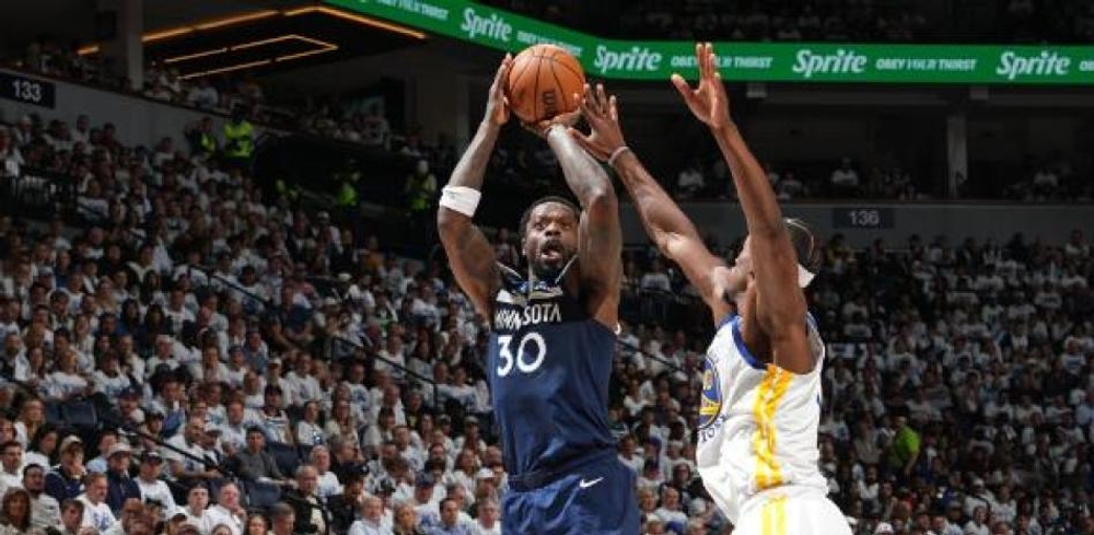 Julius Randle anota 24 y los Wolves vencen a los Warriors para igualar a 1 su serie de playoffs
