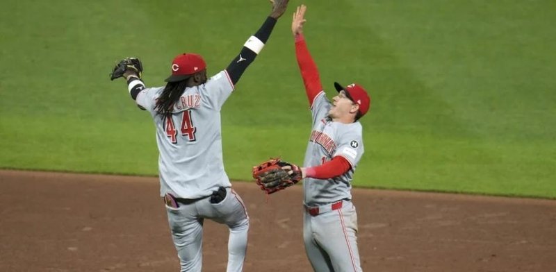 Rojos triunfan 7-1 ante Piratas para quinta victoria consecutiva, De La Cruz, de 4-2 y 2 empujadas