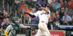 Astros remontan en la séptima entrada y vencen 5-3 a los Atléticos