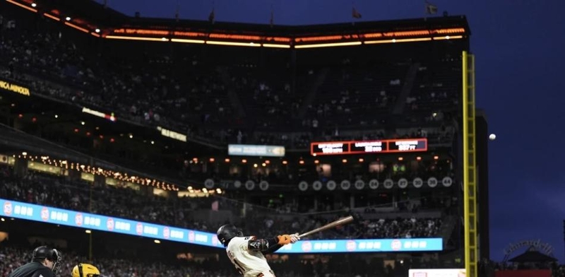 Gigantes-dominan-a-los-Padres-con-triple-de-Tatis-Jr._.jpg