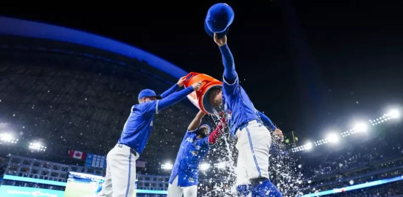 Azulejos-dominan-a-Yankees-con-jonrones-y-lideran-la-division._.jpg