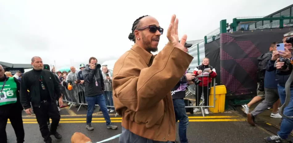 La-profunda-tristeza-de-Lewis-Hamilton-por-la-perdida-de-su-perro-Roscoe_.webp