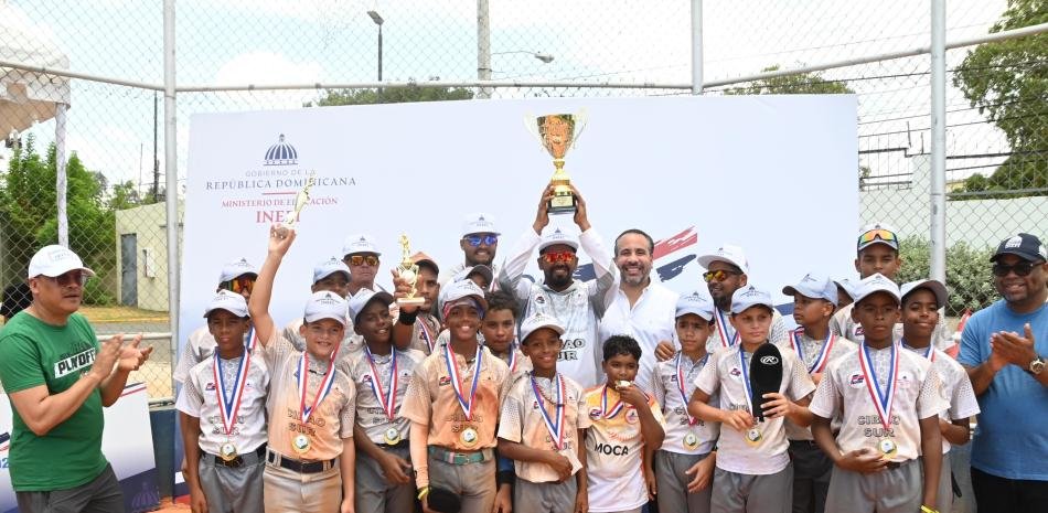 Moca-se-consagra-campeon-del-Torneo-de-Beisbol-Escolar-2025_.jpg