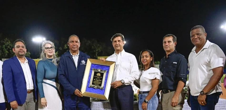 Codia-honra-a-Manuel-Estrella-en-inauguracion-del-Torneo-de-Softbol_.jpg