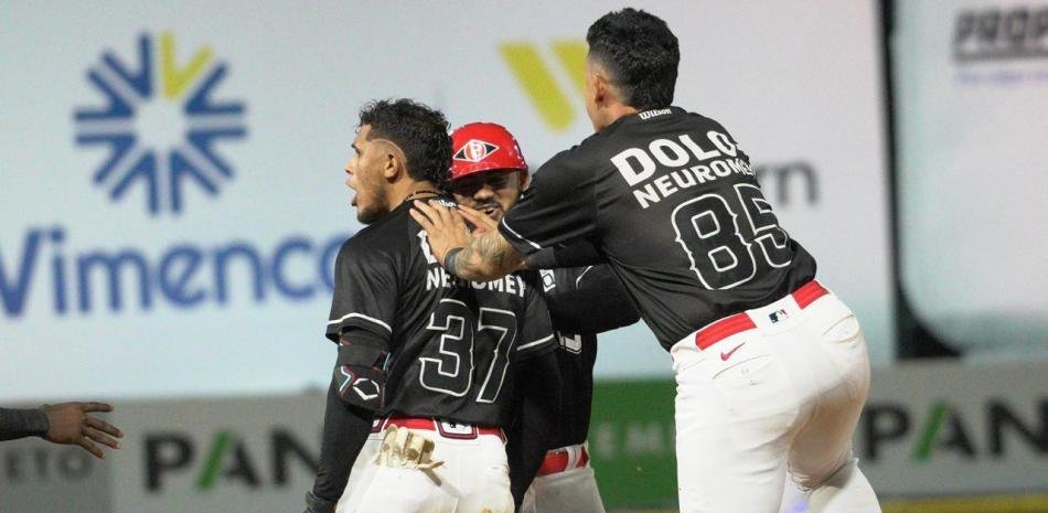 Erik-Gonzalez-protagoniza-con-hit-el-triunfo-de-los-Leones-sobre-Licey-en-la-novena-entrada_.jpg