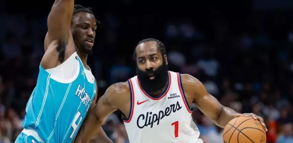Harden-brilla-con-55-puntos-y-10-triples-en-victoria-de-los-Clippers-sobre-los-Hornets-en-la-NBA_.webp