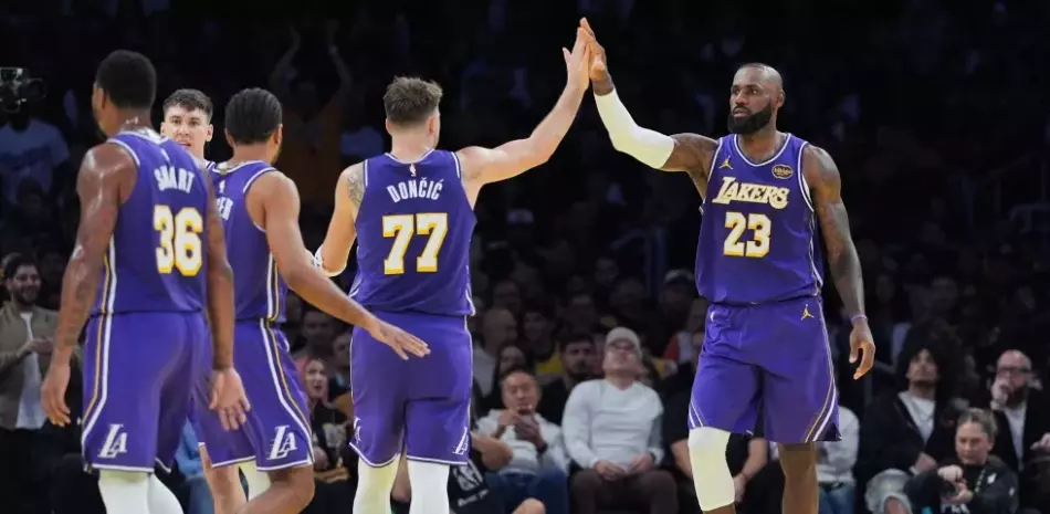 Luka-y-LeBron-impulsan-a-los-Lakers-a-la-cima-del-grupo-en-la-Copa-NBA-con-triunfo-sobre-los-Clippers_.webp