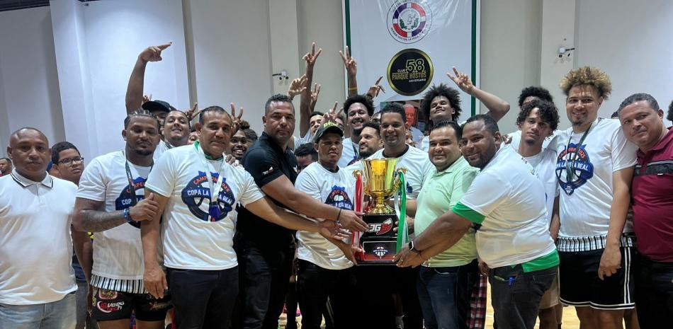 Parque-Hostos-se-corona-campeon-de-la-Copa-Vega-Real-en-baloncesto-superior_.jpg