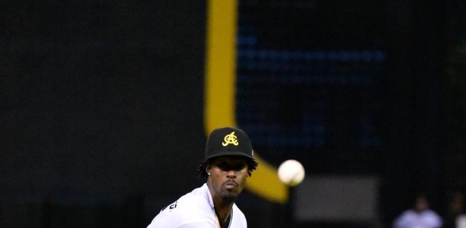 Tavarez-brilla-en-el-monticulo-y-Aguilas-consolidan-liderato-con-victoria-4-2-sobre-Licey_.jpg