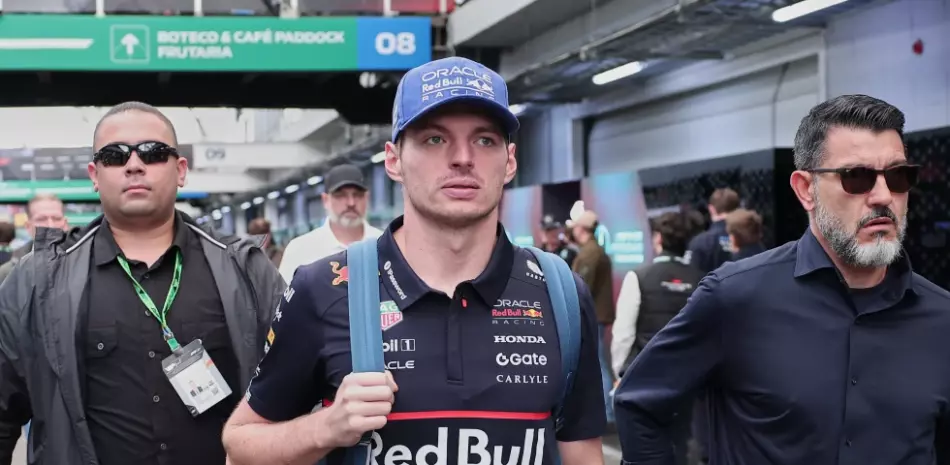 Verstappen-inicia-desde-el-pit-lane-en-el-Gran-Premio-de-Brasil-por-modificaciones-en-su-Red-Bull_.webp