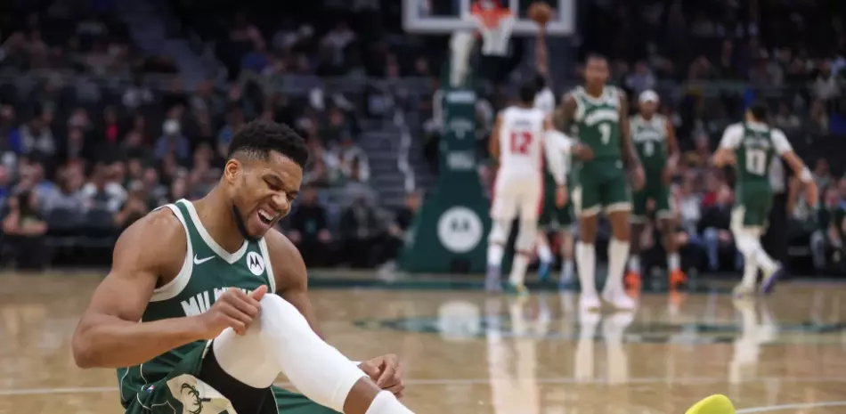 Antetokounmpo-se-lesiona-en-medio-de-especulaciones-sobre-su-continuidad-en-Milwaukee_.webp