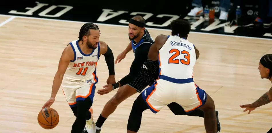 Brunson-y-Hart-impulsan-a-los-Knicks-a-una-victoria-sobre-el-Magic-mientras-Towns-se-ausenta-por-lesion_.webp