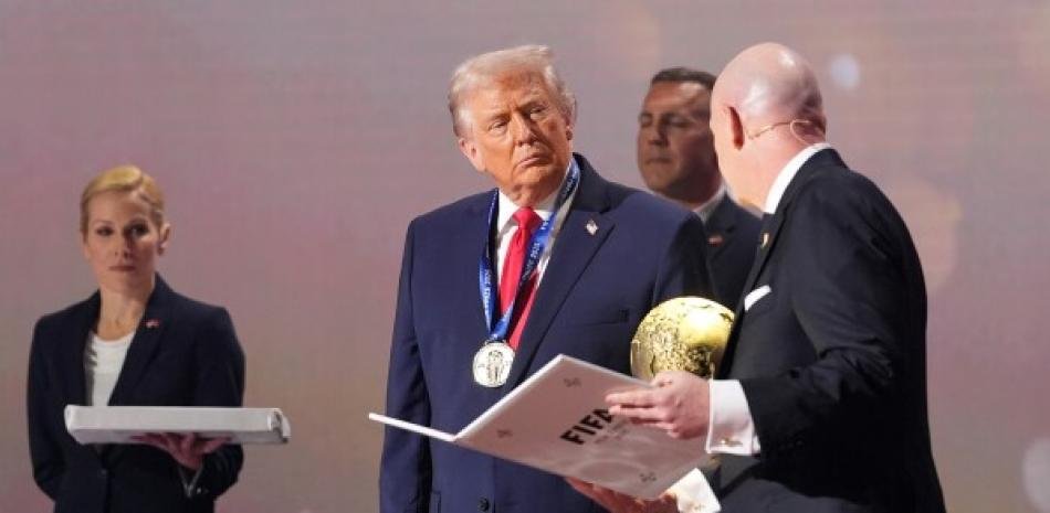 Donald-Trump-recibe-el-premio-de-la-paz-del-futbol-de-la-FIFA_.jpg
