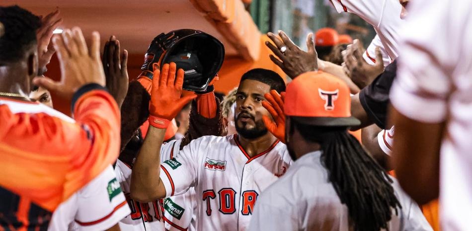 Jeimer-y-De-la-Cruz-lideran-a-los-Toros-en-triunfo-contra-los-Leones_.jpg