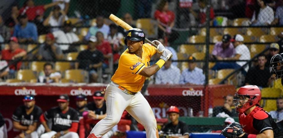 Las-Aguilas-alcanzan-30-triunfos-gracias-a-la-destreza-de-Alberto-Rodriguez-con-tres-hits_.jpg