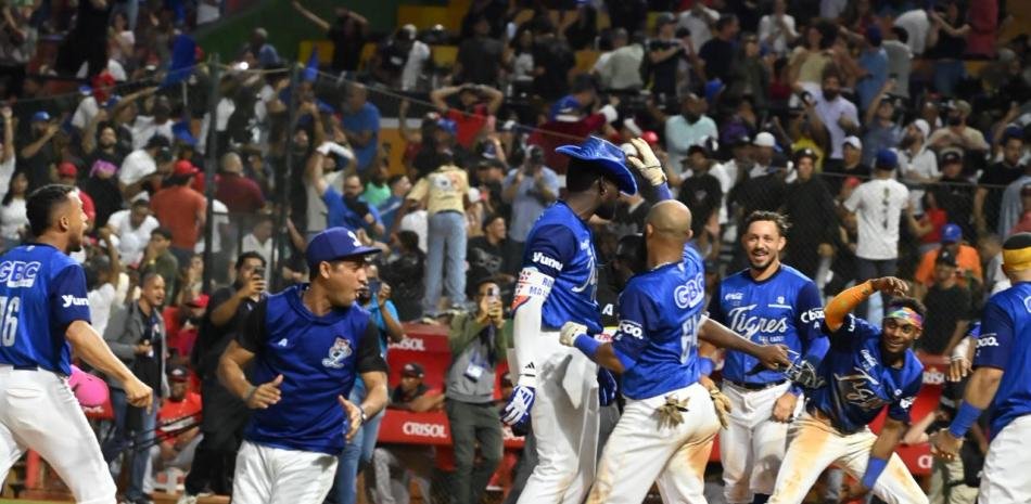 Mauricio-decide-el-juego-con-un-jonron-para-la-victoria-de-los-Leones_.jpg
