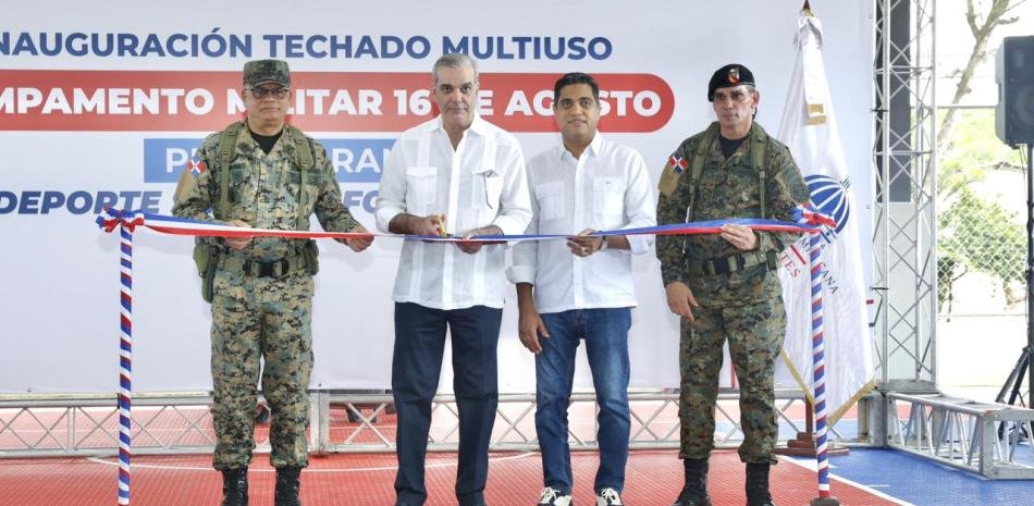 Presidente-Abinader-y-ministro-Cruz-inauguran-nuevo-techado-en-campamento-militar_.jpg
