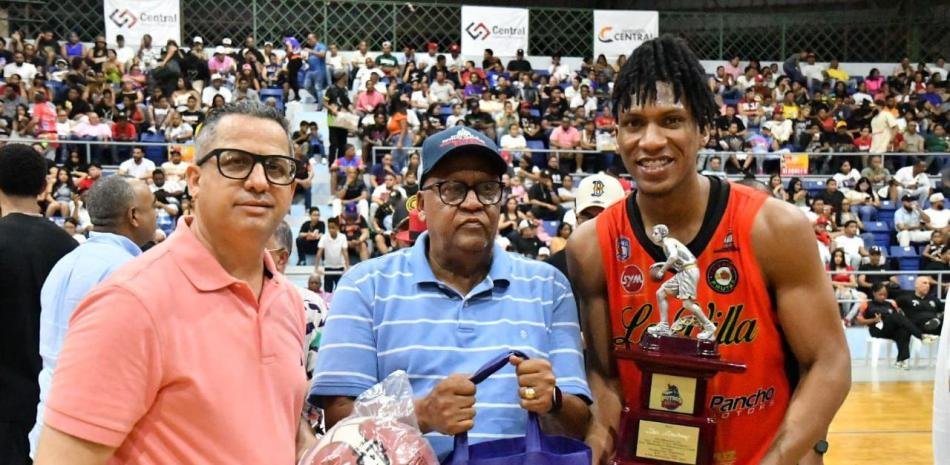 Sarnelly-y-Martinez-reconocidos-como-dirigente-y-jugador-mas-valioso-del-TBS-de-La-Vega_.jpg