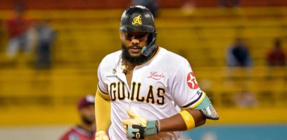 Aguilas-triunfan-sobre-Gigantes-en-10-entradas-con-hit-decisivo-de-Julio-Rodriguez_.jpg