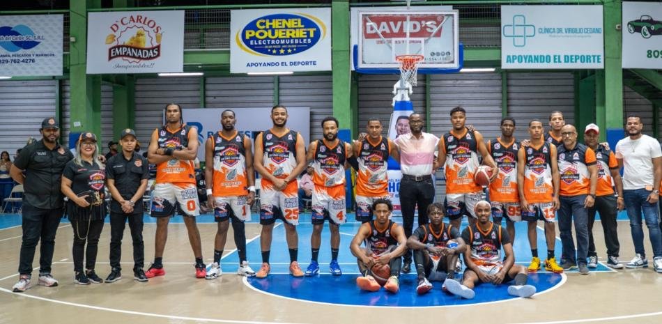 Club-Antonio-Guzman-se-corona-campeon-en-el-Torneo-de-Baloncesto-Superior-de-Higuey_.jpg