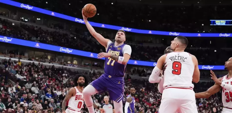 Doncic-brilla-en-Chicago-y-alcanza-un-nuevo-hito-con-los-Lakers_.webp