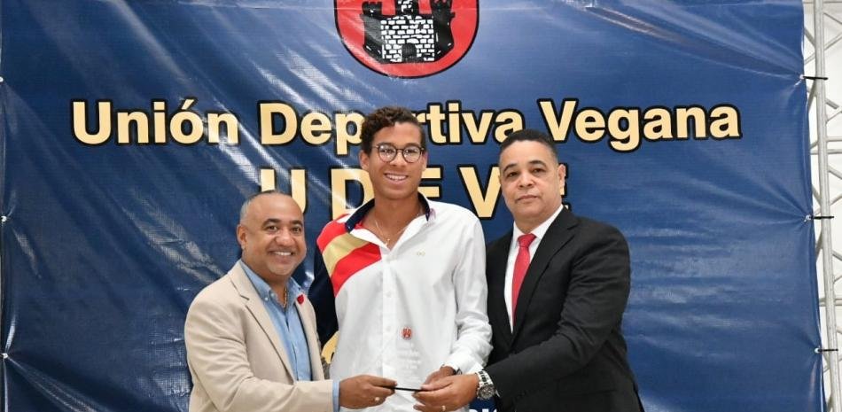Enmanuel-Munoz-recibe-premio-de-la-Union-Deportiva-de-La-Vega-por-su-desempeno-en-el-tenis_.jpg