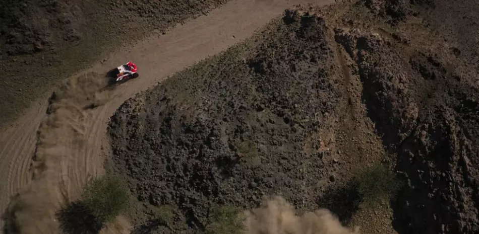 Lategan-conquista-la-etapa-maraton-del-Rally-Dakar-con-una-victoria-audaz_.webp