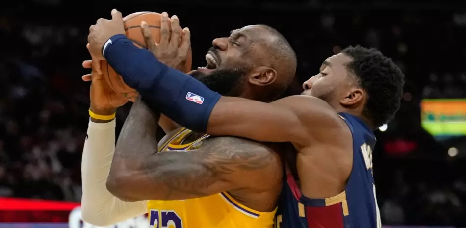 LeBron-y-los-Lakers-sufren-derrota-humillante-ante-los-Cavaliers-en-Cleveland_.webp