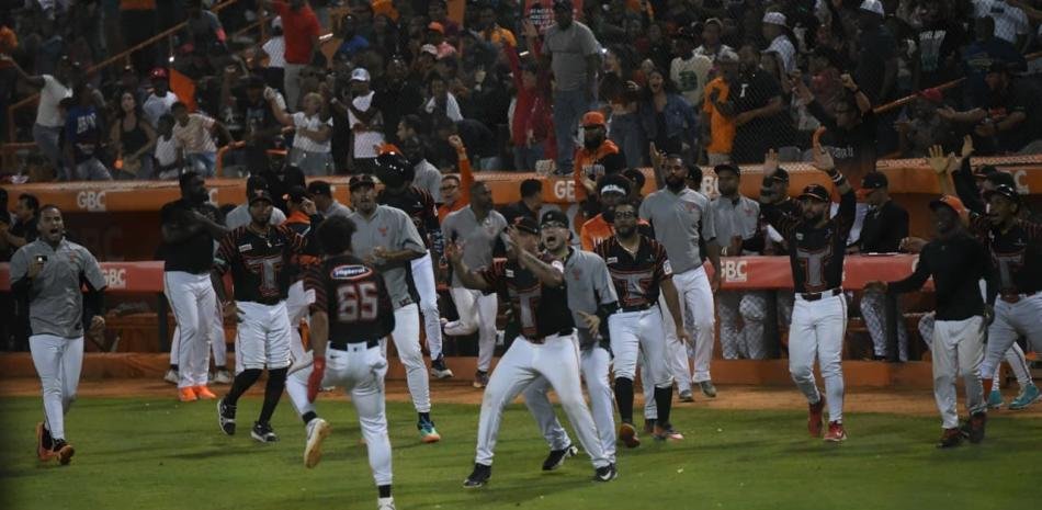 Los-Toros-avanzan-a-la-Serie-Final-tras-derrotar-a-las-Aguilas-y-se-preparan-para-enfrentar-al-Escogido_.jpg