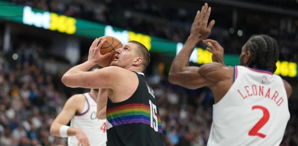 Nikola-Jokic-lidera-a-los-Nuggets-a-la-victoria-sobre-los-Clippers-tras-recuperarse-de-su-lesion-de-rodilla_.jpg