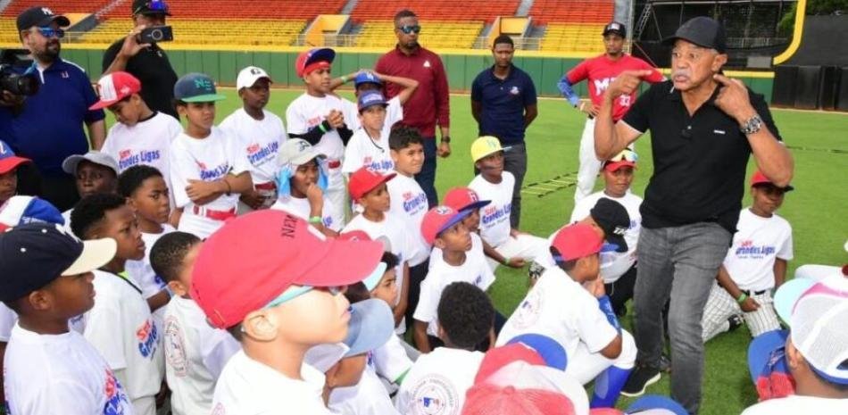 Ninos-del-Cibao-se-benefician-de-clinicas-deportivas-con-Fedom-y-astros-del-Clasico-Mundial_.jpg