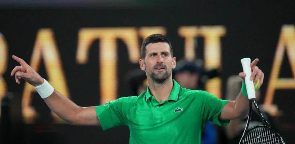 Novak-Djokovic-alcanza-los-cuartos-de-final-en-el-Abierto-de-Australia-por-retiro-de-Jakub-Mensik_.jpg