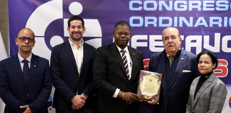 Cristobal-Marte-Hoffiz-distinguido-con-el-Galardon-de-Oro-por-su-contribucion-al-voleibol-regional_.jpg