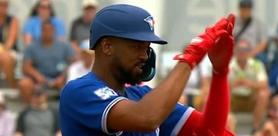 Eloy-Jimenez-destaca-con-jonron-y-doble-en-su-debut-de-pretemporada-con-Toronto_.jpg