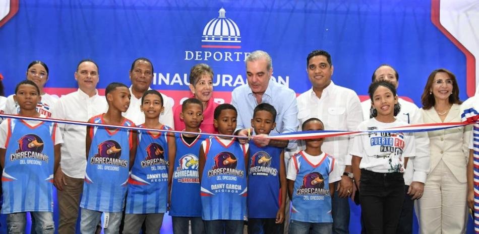 Entrega-de-nuevos-polideportivos-revitaliza-el-ambito-deportivo-en-Puerto-Plata_.jpg